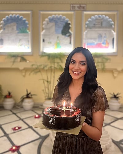 பிறந்தநாள் கொண்டாட்டத்தில்... ரிது வர்மா!