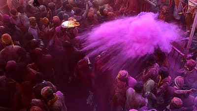 ஹோலி: தன் மீது சாயம் பூசியதை எதிர்த்த இளைஞர் கொலை!  