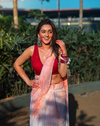 ஹோலி தேவதைகள்... தான்யா சர்மா!