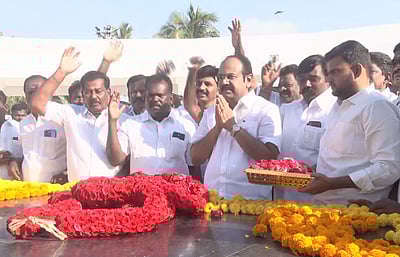 அண்ணா, கருணாநிதி நினைவிடங்களில் தங்கம் தென்னரசு மரியாதை!