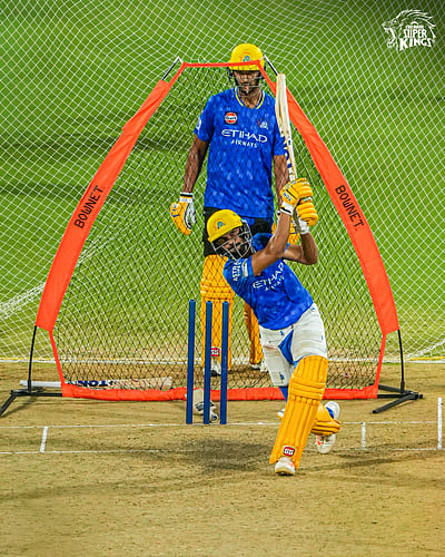 சிக்ஸர் விளாசுவது எப்படி? பயிற்சியில் சிஎஸ்கே வீரர்கள்!