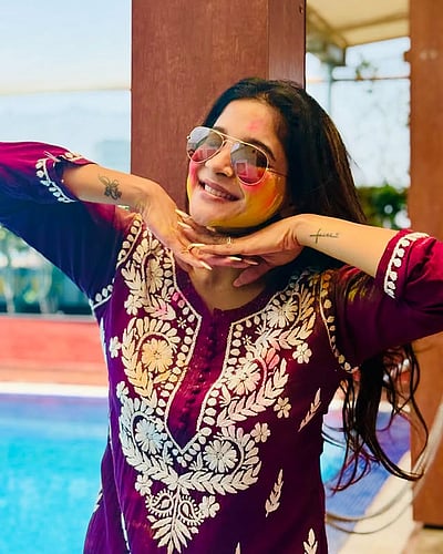 ஹாப்பி ஹோலி... சாக்‌ஷி அகர்வால்!