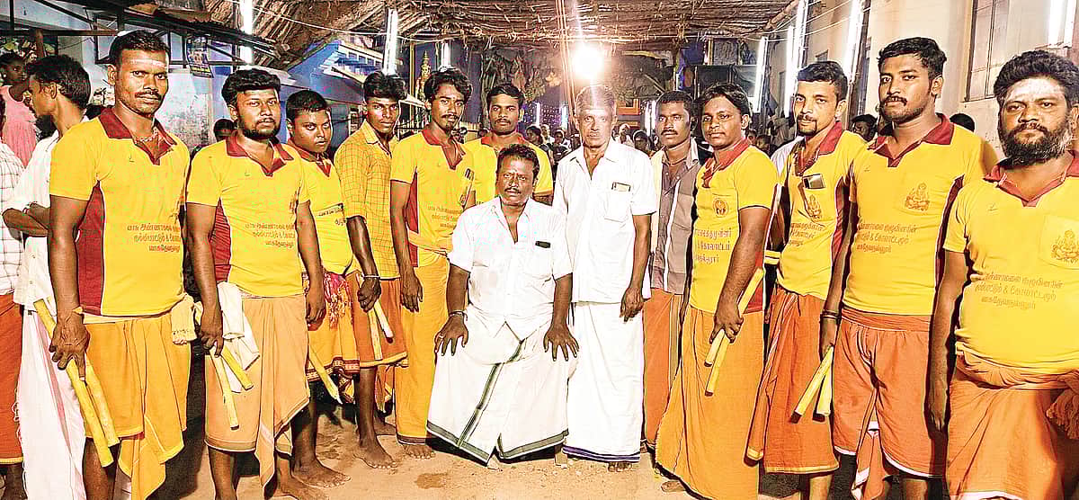 அசத்தும் ஆண்கள் கும்மி பாட்டு குழு