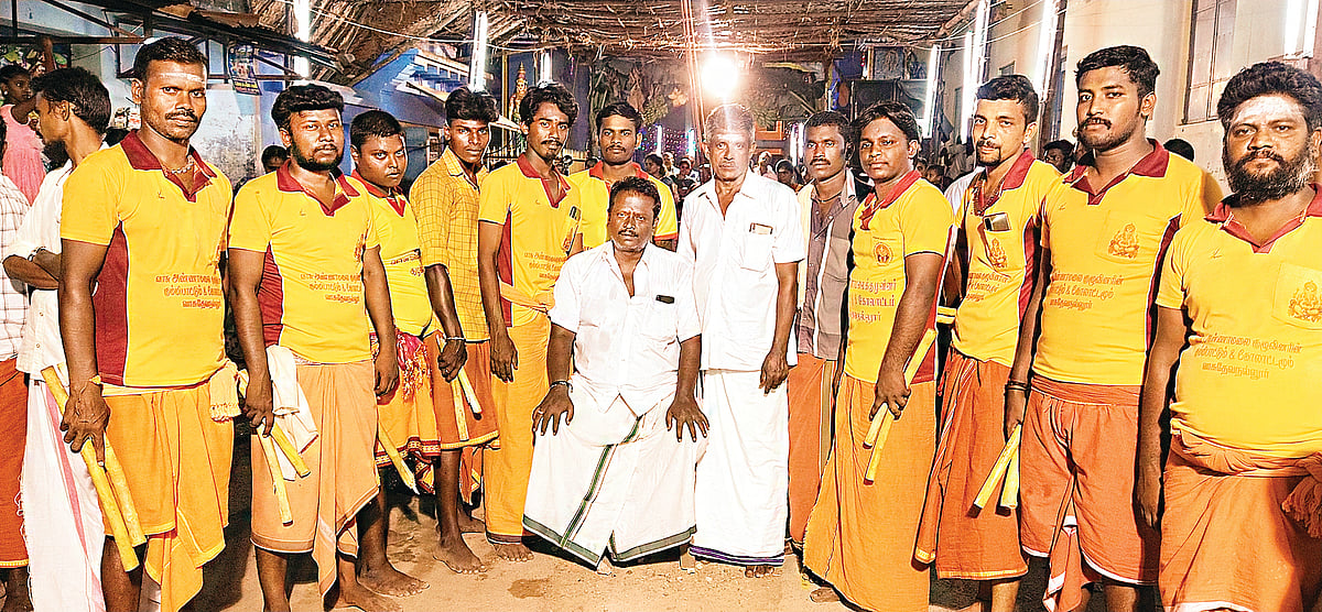 அசத்தும் ஆண்கள் கும்மி பாட்டு குழு