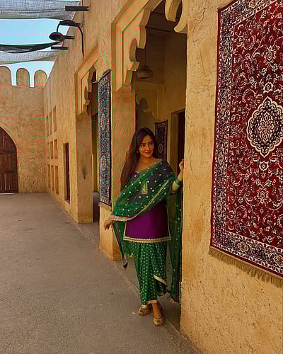 வண்ணம் கொண்ட வெண்ணிலவே.. நேஹா ஷர்மா!