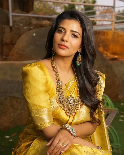 தங்கமாய் ஜொலிக்கும்.. ஐஸ்வர்யா ராஜேஷ்!