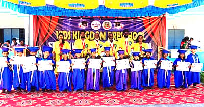 மழலையா் பள்ளியில் பட்டமளிப்பு விழா