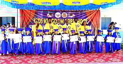 மழலையா் பள்ளியில் பட்டமளிப்பு விழா