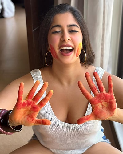 தீரா ஹோலி... நிகிதா சர்மா!