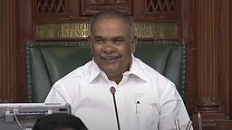 சிறுபான்மையினா் வாக்குகளைப் பிரிக்க விஜய்யை பயன்படுத்துகிறது பாஜக
- சட்டப்பேரவைத் தலைவா்