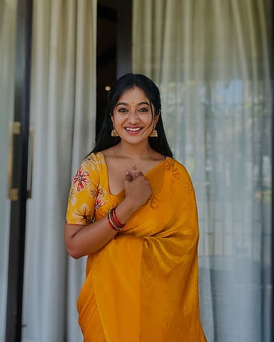 இதயம் உன்னைச் சுற்றுதே.. சௌந்தர்யா ரெட்டி!