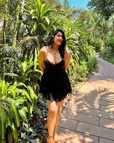 பறக்கும் ராசாளியே... நிகிதா சர்மா!