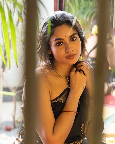 அழகோவியம்.. தேஜு அஸ்வினி!