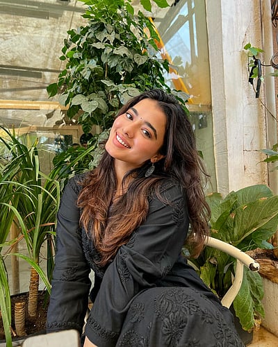 உன் சிரிப்பினில்... கேத்திகா சர்மா!