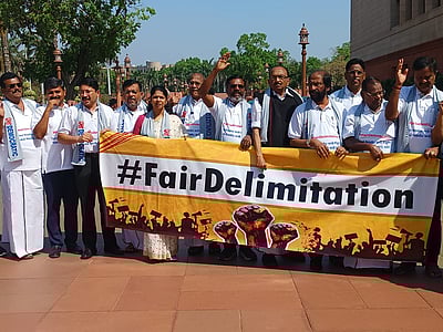 'வாசகங்கள் பொறித்த டி-ஷர்ட்டுக்கு அனுமதியில்லை' - திமுக எம்.பி.க்களிடம் கூறிய அவைத் தலைவர்