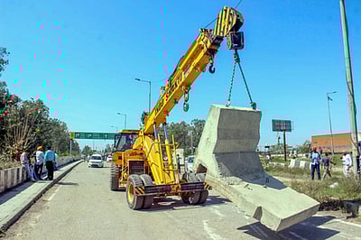 பஞ்சாப்-ஹரியாணா எல்லைச் சாலைகளில் கான்கிரீட் தடுப்புகள், வேலிகள் அகற்றம்: விவசாயிகள் புதிய போராட்டம் அறிவிப்பு