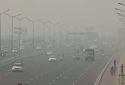 தலைநகரில் அடா் பனிமூட்டம்;
காற்றின் தரத்தில் முன்னேற்றம்!