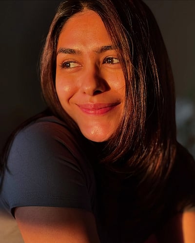 ஒளியாக வந்தாய்... மிருணாள் தாக்குர்!