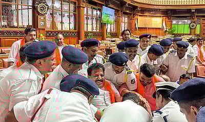 கர்நாடக பாஜக எம்.எல்.ஏ.க்கள் 18 பேர் 6 மாதங்களுக்கு இடைநீக்கம்! என்ன காரணம்?