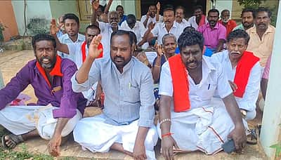 வேளாண் இணை இயக்குநர் அலுவலகத்தில் விவசாயிகள் தர்னா