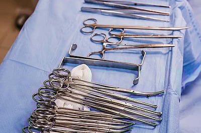 யூடியூப் பார்த்து தனக்குத் தானே அறுவைச் சிகிச்சை செய்து கொண்ட நபர்! 