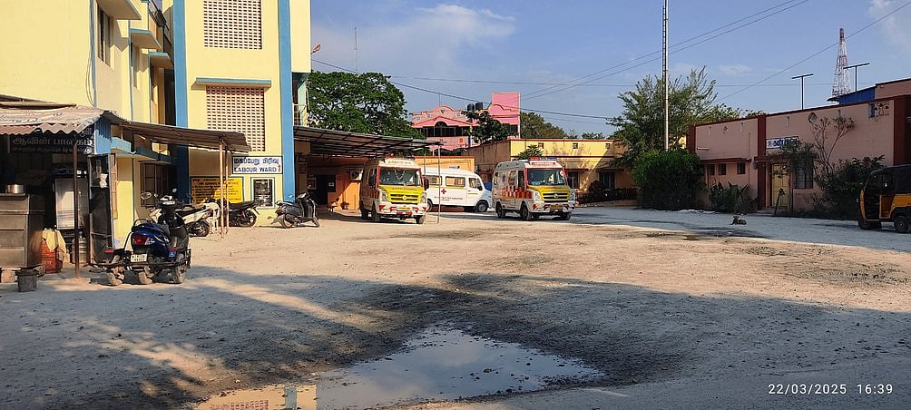 மருத்துவமனை வளாகத்தில் மகப்பேறு மருத்துவப் பிரிவு அருகே உள்ள தரையின் நிலை.