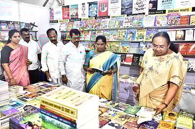 வேலூரில் புத்தகத் திருவிழா தொடக்கம் : சுமாா் 50 லட்சம் புத்தகங்கள் குவிப்பு