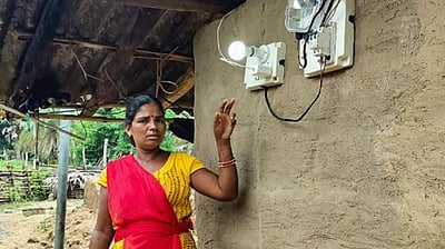 நக்ஸல் பாதிப்புக்கு உள்ளான கிராமத்துக்கு முதல் முறையாக மின்வசதி!