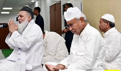 நிதீஷ் குமாா் அளித்த இஃப்தாா் விருந்து! - பிகாா் இஸ்லாமிய அமைப்பு புறக்கணிப்பு