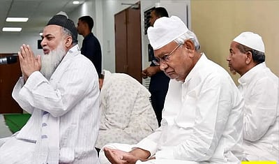 நிதீஷ் குமாா் அளித்த இஃப்தாா் விருந்து! - பிகாா் இஸ்லாமிய அமைப்பு புறக்கணிப்பு