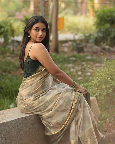 கண்ணும் கண்ணும் நோக்கியா... ஜோவிதா!