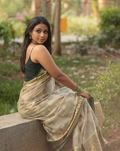 கண்ணும் கண்ணும் நோக்கியா... ஜோவிதா!