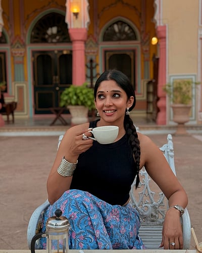 காபி காதல்... நைலா உஷா!