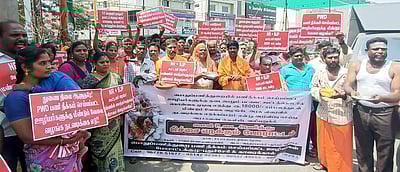 பணி நீக்கப்பட்ட பொதுப் பணித் துறை ஊழியா்கள் சங்கத்தினா் நூதனப் போராட்டம்