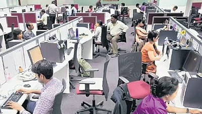 கணினி முன் அமர்ந்து வேலை செய்பவரா? முதுகெலும்பு பிரச்னை வராமல் தடுப்பது எப்படி? 