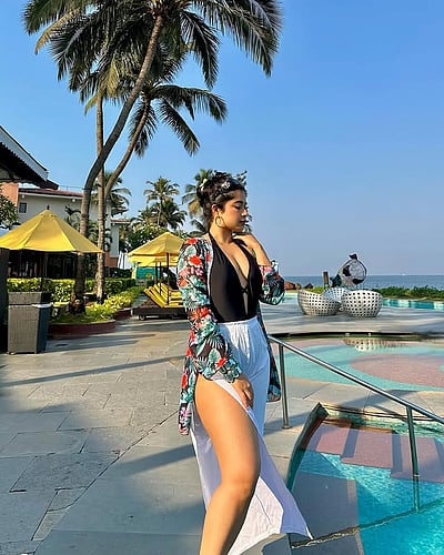 கோவா கொண்டாட்டம்... நிகிதா சர்மா!