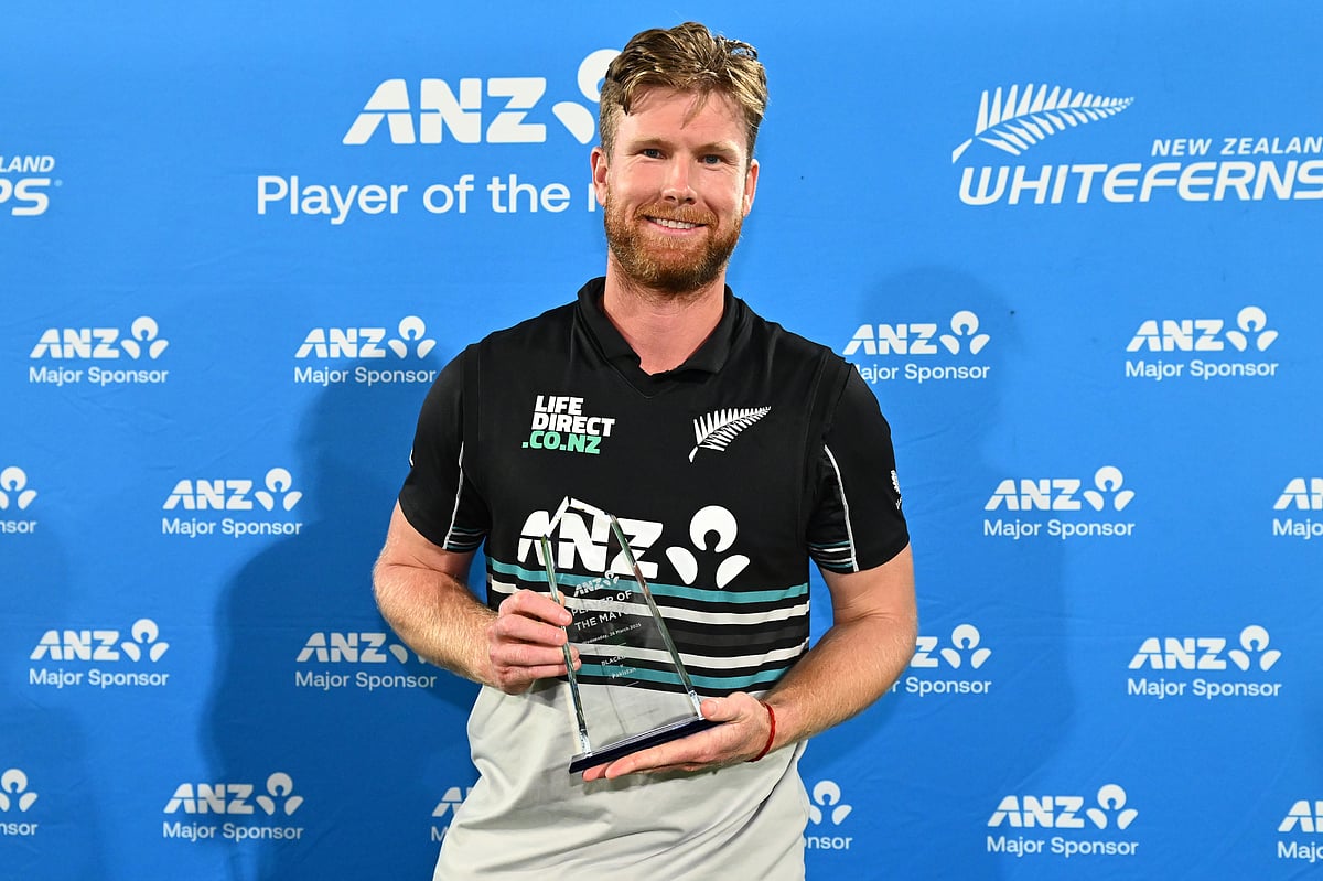 ஆட்ட நாயகன் விருதுவென்ற நீஷம்.