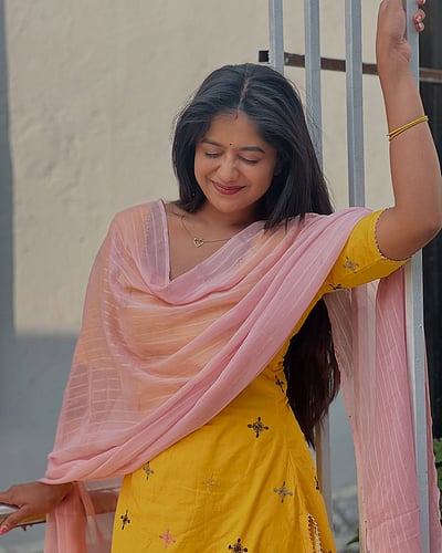 மஞ்சள் நிலவே... சௌந்தர்யா ரெட்டி!