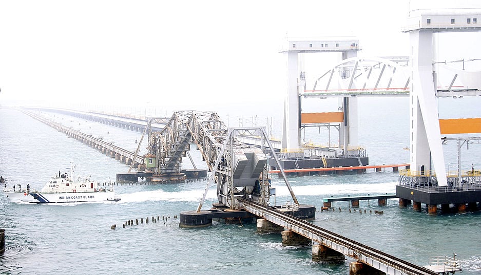 புதிய பாலத்தின் வழியாக கடந்து செல்லும் கடற்படைக் கப்பல்.