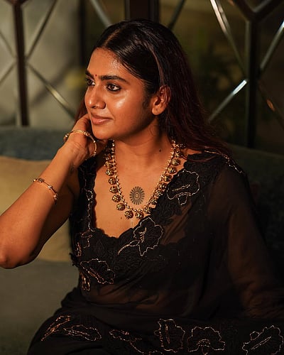 போதை கோதை... நிமிஷா சஜயன்!