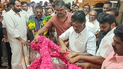 கருப்பசாமி பாண்டியன் உடலுக்கு ஓபிஎஸ் அஞ்சலி!