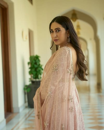 பாலிவுட் பியூட்டி.. கரிஷ்மா கபூர்!