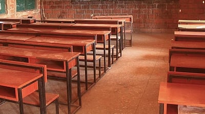 குஜராத்: மாணவர்கள் எண்ணிக்கை குறைந்ததால் அரசு பள்ளிகள் மூடல்!