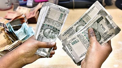 மத்திய அரசு ஊழியர்களுக்கு அடிக்கப் போகும் ஜாக்பாட்! 8-வது ஊதியக் குழுவில் உயரும் சம்பளம்!