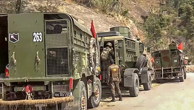 ஜம்மு-காஷ்மீரில் 2 பயங்கரவாதிகள் சுட்டுக் கொலை: பாதுகாப்புப் படையினா் 5 போ் காயம்