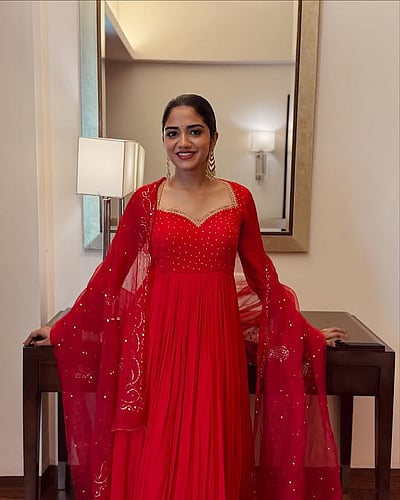 ஸ்ட்ராபெர்ரி பெண்ணே.. மாளவிகா!