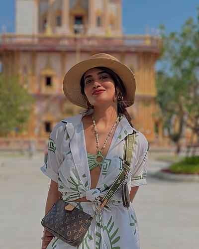 அவளும் நோக்கினாள்.. தேஜு அஸ்வினி!