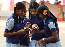 வாலாஜா அரசு மகளிா் மேல்நிலைப்பள்ளி 93 % தோ்ச்சி