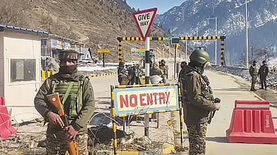 ஜம்மு-காஷ்மீா் பயங்கரவாத தாக்குதல்: வீர மரணமடைந்த 3 காவலா்கள் உடல்கள் மீட்பு