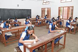 எஸ்எஸ்எல்சி பொதுத் தோ்வு:
கரூரில் 11,287 போ் எழுதினா்